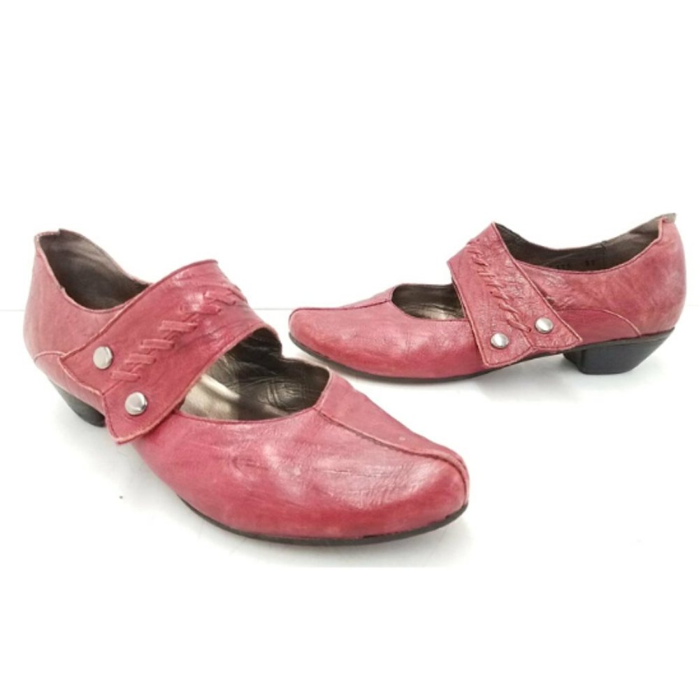 Fidji Red Leather Mary Jane Pumps EU 39